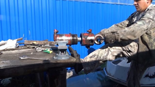 экскаватор ЭО 2621 (ЮМЗ 6)\/разборка гидроцилиндров поворота стрелы\/комплектующие