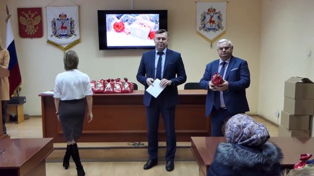 Вручение новогодних подарков от управления социальной защиты населения смотреть онлайн