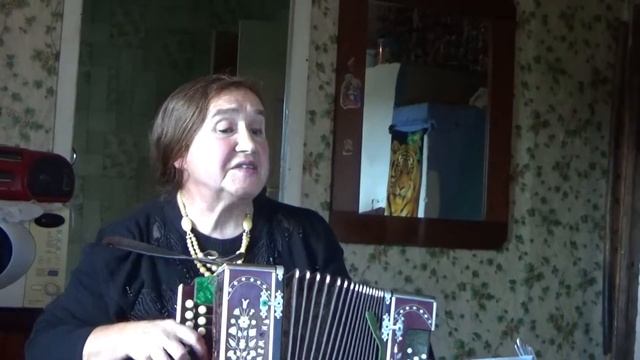 Беразень Ольга поет свою песню под гармонь