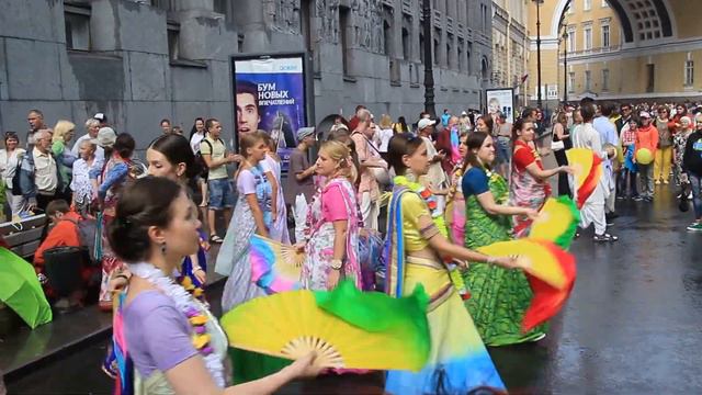 Танцы кришнаитов около арки главного штаба смотреть онлайн