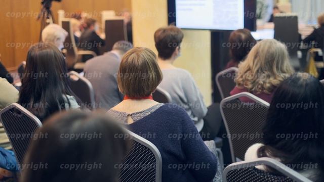 Audience listens to the lecturer смотреть онлайн
