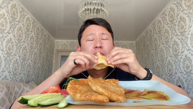 МУКБАНГ 4 ОГРОМНЫХ ХРУСТЯЩИХ ЧЕБУРЕКА ПРО МНОГОЖЁНСТВО? MUKBANG JUICY CHEBUREK NOT ASMR смотреть онлайн