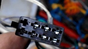 как вытащить контакт на штекере магнитолы.mp4