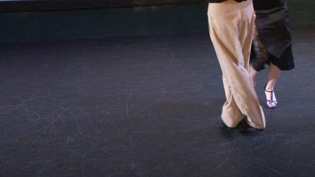 Fabian Camardelli and Bettina Vainer ...Argentine Salon Tango foot work смотреть онлайн