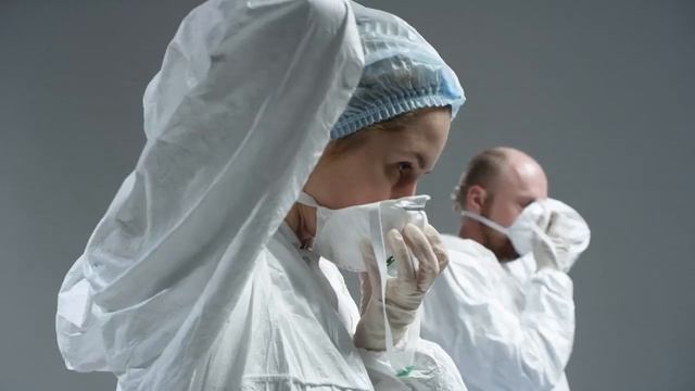 Порядок надевания одноразового защитного комбинезона. COVID-19 смотреть онлайн