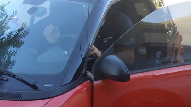 Can A 7'2" Chiropractor Fit Into A SmartCar? смотреть онлайн