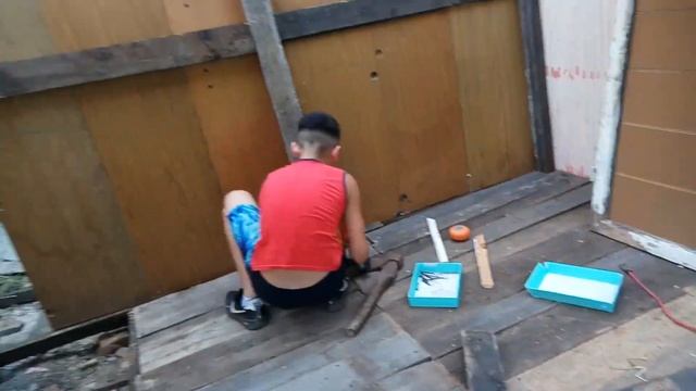 ПОЛОЖИЛИ ПОЛ И ПОСТАВИЛИ СТЕНЫ! ШАЛАШ-ДОМИК. смотреть онлайн