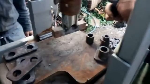 Pravljenje lanca od tri cola.U gradu Loretu смотреть онлайн