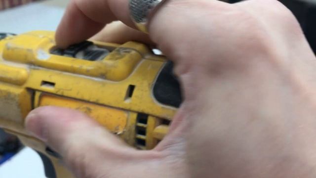 Шуруповёрт DeWALT DCB112