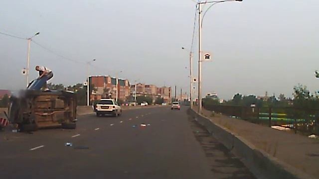 Zabinfo.RU: Водитель врезался в бетонный блок и перевернулся на Toyota RAV4 в Чите смотреть онлайн