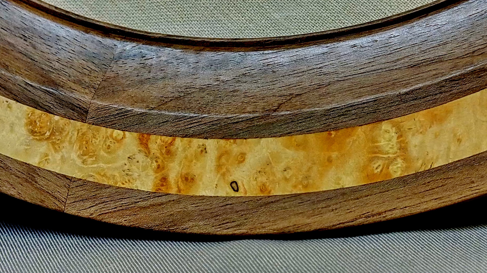 Круглая рамка из массива ореха для настенных часов-3 часть