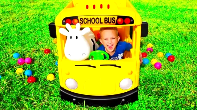 Смешные Дети Узнайте цвета с шариками! Детские стишки для детей