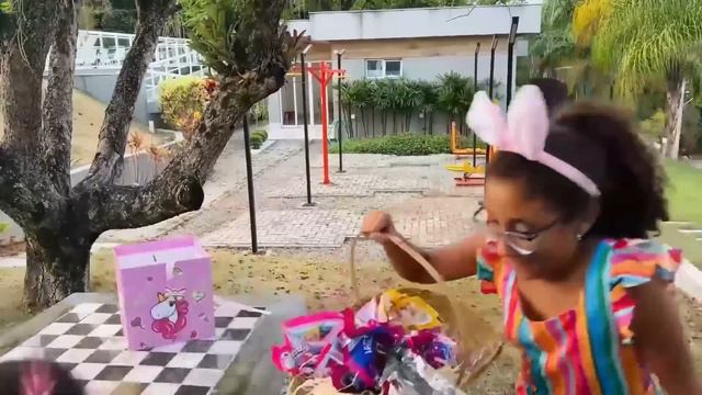Gatinha das Artes na CAÇA AOS OVOS DE PÁSCOA com Gabi e Pietro | Compilation for kids смотреть онлайн