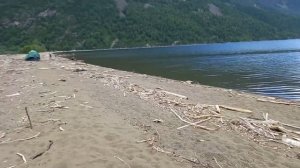 Южный берег Телецкого озера. Наконец-то доехали! Отдыхаем на пляже, жарим хариуса.