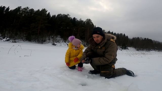 ВОТ ЭТО МЫ НАЛОВИЛИ ОКУНЯ!!! Рыбалка с дочкой в 4 года... смотреть онлайн