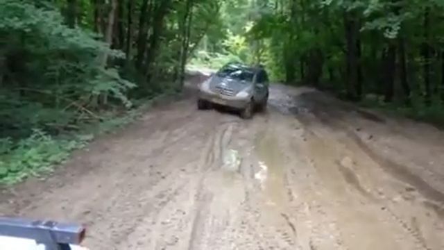 Mercedes ML-500 w164 в горах смотреть онлайн