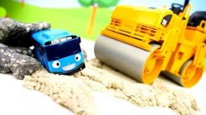 Машины-помощники для малышей — Игры с машинками - Автовоз, Эвакуатор, Каток, Грейдер.mp4