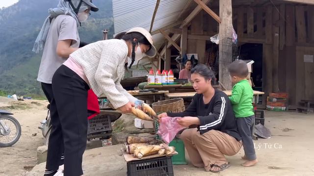 The Village Life of a 17-Year-Old Single Mother - Digging up wild bamboo shoots to sell - Lý Tử Ca смотреть онлайн