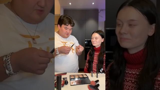 Жека красит Дашу Дошик??? смотреть онлайн