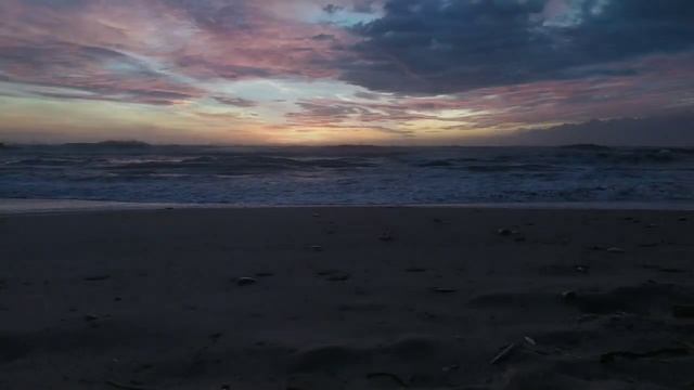 The sound of the sea at sunset, very relaxing.Шум моря на закате очень расслабляющий. смотреть онлайн
