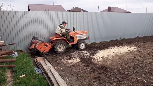 фрезеруем землю на маленькой площади мини трактором КУБОТА В1200. смотреть онлайн