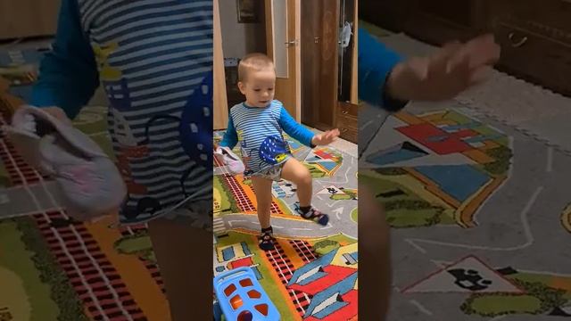 Стоит на одной ноге,Матвей как цапля)) нам 1,7 года смотреть онлайн