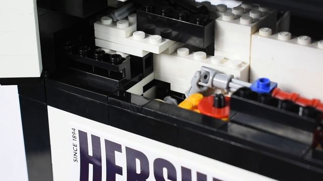 LEGO American Chocolate Vending Machine | Reese's, Hershey's + Butterfinger смотреть онлайн
