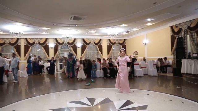 Танец девушки и жениха на свадьбе Авраама и Кристины смотреть онлайн