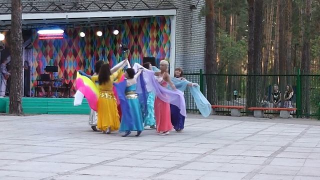 Восточный танец с платками . г.Заречный смотреть онлайн