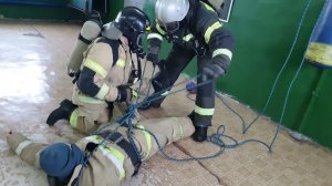 Вязка двойной спасательной петли с надеванием на пострадавшего. Тренировка пожарных в СИЗОД.