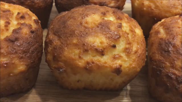 Творожные маффины с бананом, шоколадом и грецким орехом смотреть онлайн