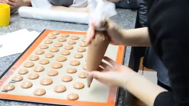 Macarons. / Как отсаживать макаронc. смотреть онлайн