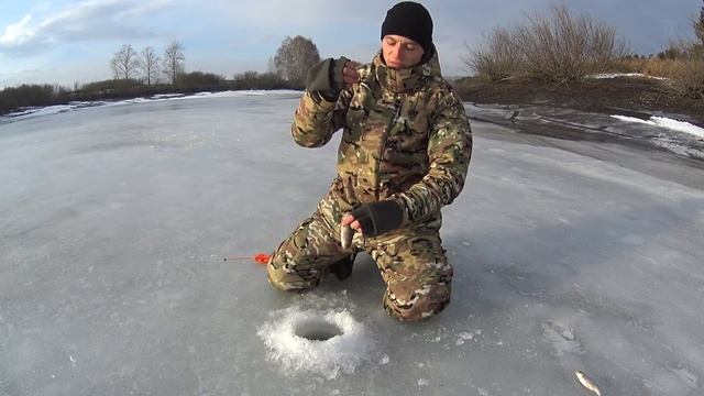 Эта мормышка ловила рыбу! Ловля плотвы на Чертик. Зимняя рыбалка на безмотылку.