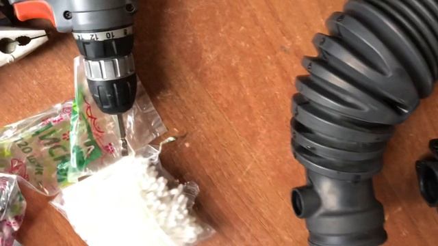 Устанавливаю магниты.Чистка датчика массового расхода воздуха (ДМРВ) на Jeep Grand Cherokee 2,7 смотреть онлайн