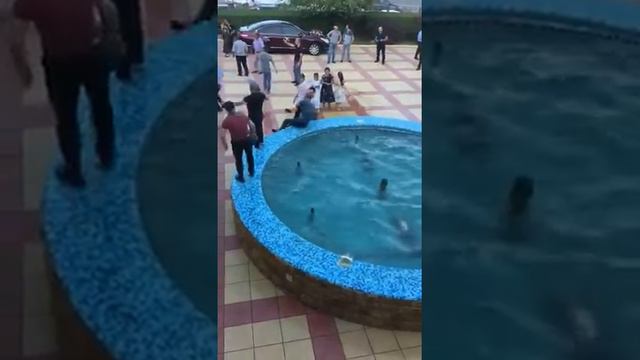 Свадьба в Дагестане. Купаются в фонтане смотреть онлайн