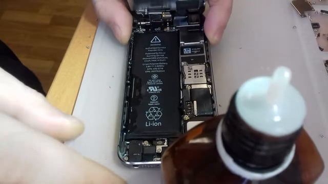 Как достать Аккумулятор с любого iPhone на примере 5S смотреть онлайн
