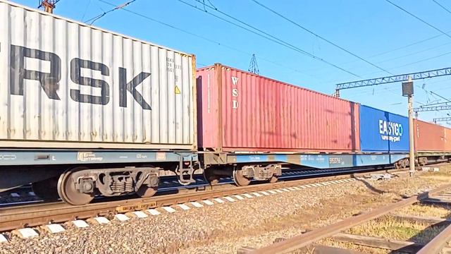 Электровоз 3ЭС5К-538 "Ермак" с контейнерным поездом. смотреть онлайн