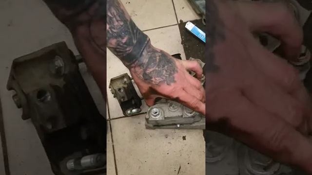 Toyota RAV4.Снятие натяжителя приводного ремня. смотреть онлайн