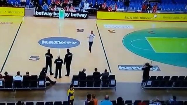 British Basketball All-Stars and Barney the buzzbox Bee on Sky смотреть онлайн