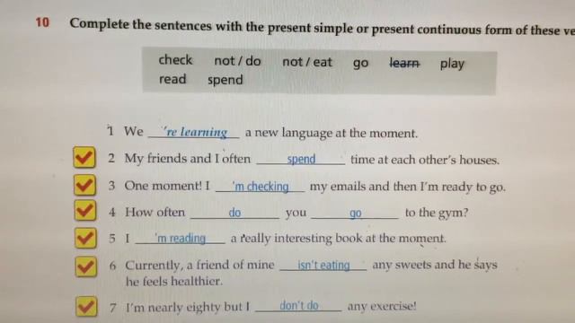 Life: Unit 1 Present Simple กับ Present Continuous Tense ใช้ต่างกันอย่างไร смотреть онлайн