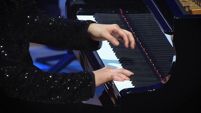 Pianist Zee Zee, Grieg Piano Concerto, BBC National Orchestra of Wales/Lionel Bringuier смотреть онлайн