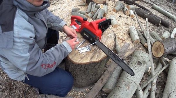 Как напилить ровные спилы для дорожки с помощью цепной пилы