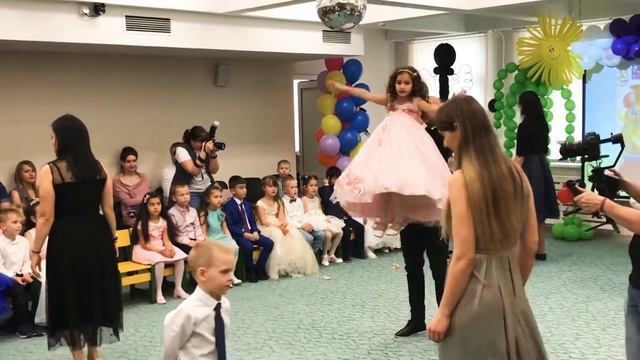 Трогательный танец папы с дочкой и 4 прекрасных мам с сыновьями в саду ! Выпускной смотреть онлайн