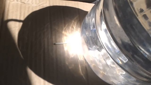 Бутылка из под воды зажигает огонь, как распалить костер, огонь без лупы смотреть онлайн