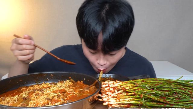아내표 집밥🍚 얼큰 육개장라면 갓담근 파김치 요리 먹방 Spicy Ramen & Green Onion Kimchi ASMR MUKBANG REAL SOUND EATING SHOW смотреть онлайн