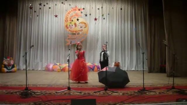 Поют Саша и Кристина "Давай станцуем под дождем" смотреть онлайн