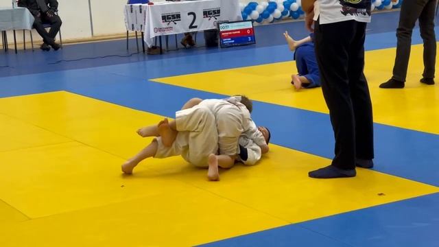 Fight BJJ Gi/1-4 Finals/Rock&Rolling19/Арутюнов Михаил (R) vs Клюев Марк/2015-2016/белые/до 30 кг. смотреть онлайн