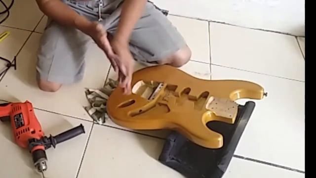UPGRADE GUITAR CUSTOM FENDER STRATOCASTER DOWN KE UP DOWN TREMOLO FLOYD ROSE ALAT SE ADANYA смотреть онлайн