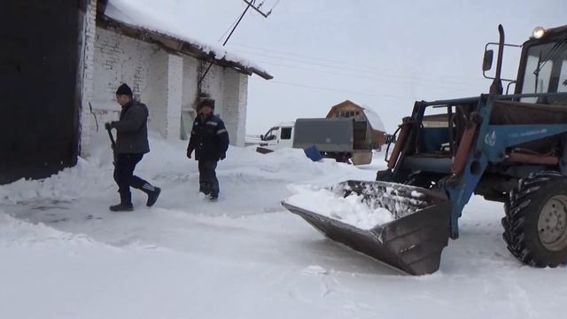 Чистим снег от склада! смотреть онлайн