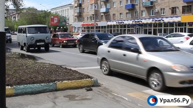 Поток автомобилей на проспекте Ленина в Орске, 09.06.2016 смотреть онлайн